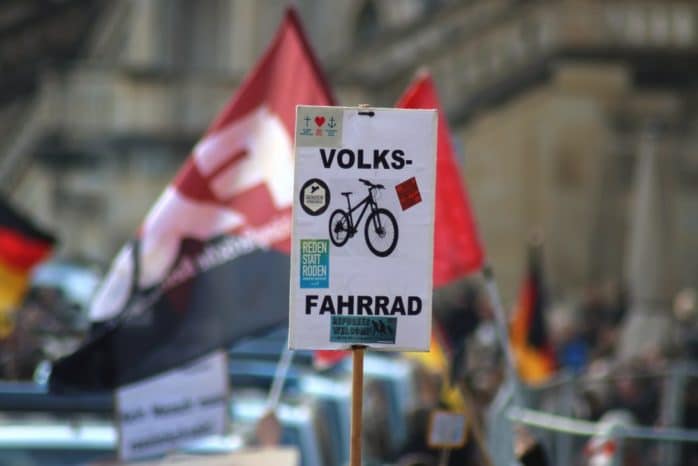 Der Gegenprotest an der Frauenkirche zeigt Pegida ein Volksfahrrad. Foto: L-IZ.de