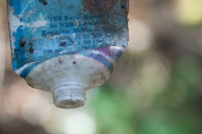 Nahleberg in Leipzig-Möckern: Müll aus alten Zeiten (VEB Chemisches Kombinat Miltitz). Foto: Michael Billig