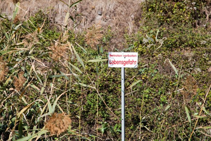 Nahleberg in Leipzig-Möckern: Große Bereich der alten Deponie drüfen nicht betreten werden: "Lebensgefahr". Foto: Michael Billig