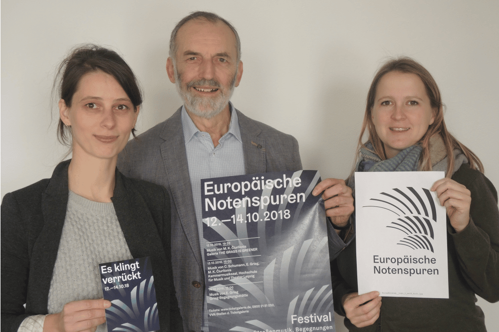 Designerin Annemarie Bich, Werner Schneider und Karoline Konrad (von li.) mit Entwürfen zum Corporate Design der Europäischen Notenspuren. Foto: Notenspur Leipzig e.V