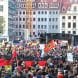 Die Deutschlandfahne als optische Mauer gegen die Gegendemonstranten bei Pegida. Foto: L-IZ.de