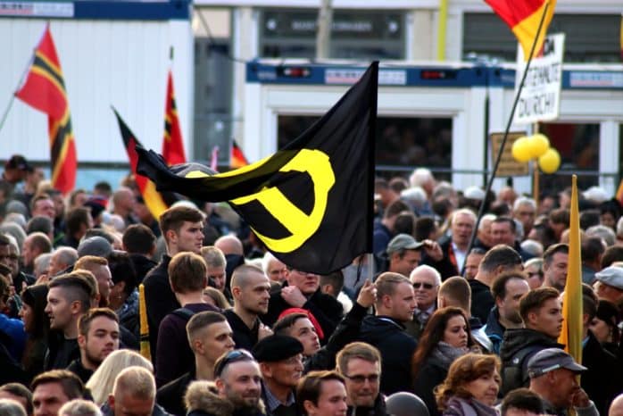 Die IB-Fahne als harter Kern der Pegida-Demo. Foto: L-IZ.de