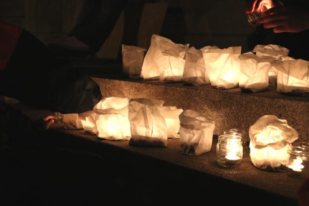 Am Ende wurden am Neuen Rathaus Kerzen für auf der Flucht gestorbene Menschen entzündet. Foto: L-IZ.de
