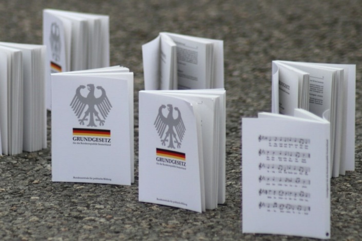Mehrere Exemplare des Grundgesetzes, stehend