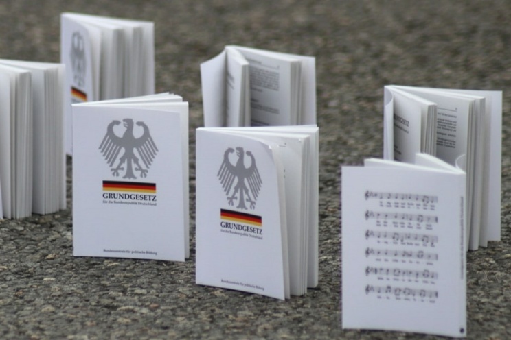 Mehrere Exemplare des Grundgesetzes, stehend