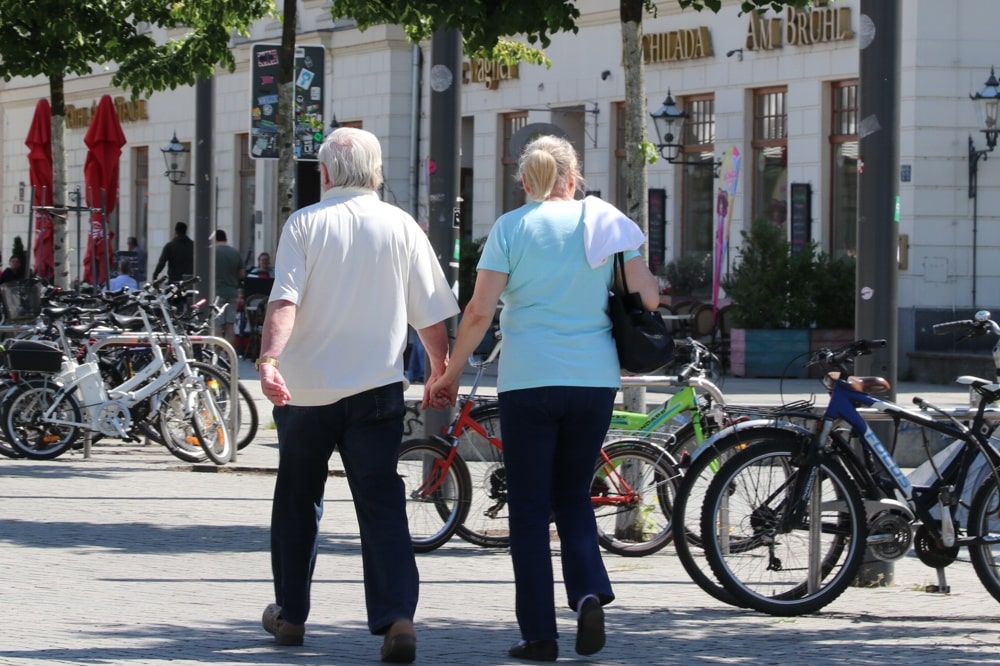 Hand in Hand, doch der Blick schweift ab. Foto: L-IZ.de