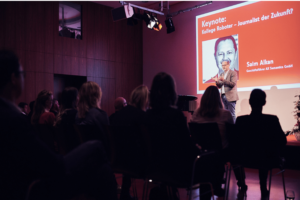Speaker Saim Alkan spricht über Roboter-Journalismus. Foto: Daniel Reiche