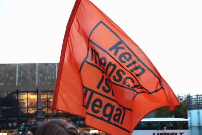 Kein Mensch ist illegal ist der Ruf auf jeder "Seebrücke"-Demo, um die grundlegenden Menschenrechte zu betonen. Foto: L-IZ.de