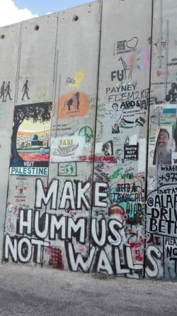 Make Humus, not Walls. Ein weiteres Graffiti an der Mauer. Foto: Jens-Uwe Jopp