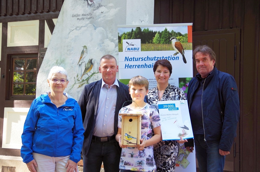 20.000 Mitglieder für den NABU Sachsen: Christel Römer, André Müller, Leonhard Müller, Denise Müller-Weigelt und Bernd Heinitz (v. l. n. r.) bei der Übergabe von Urkunde und selbstgebautem Vogelhaus.