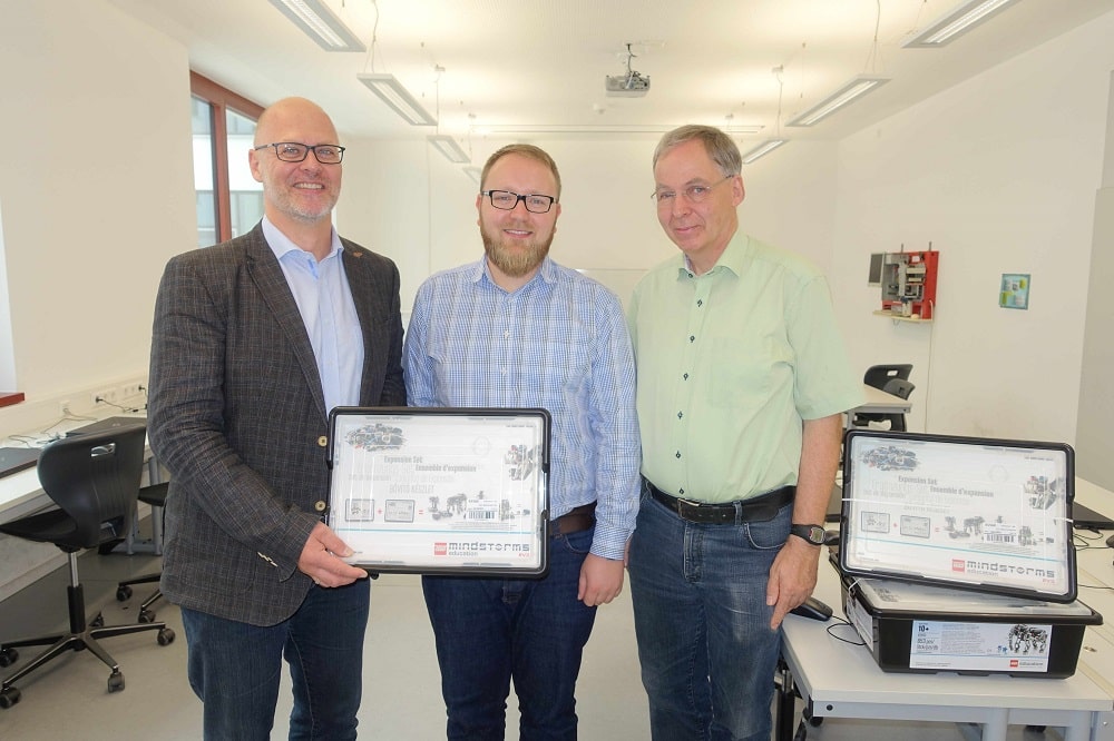 Jens Heinrich, Vorsitzender des Vorstandes Cluster IT Mitteldeutschland e. V., Christoph Schultz, Informatik Lehrer Gerda-Taro-Schule – Gymnasium der Stadt Leipzig und Detlev Schmidt, Betreuer für GTA-Angebote bei der Übergabe der LEGO Mindstorms Ergänzungssets, Foto: Cluster IT Mitteldeutschland e. V.