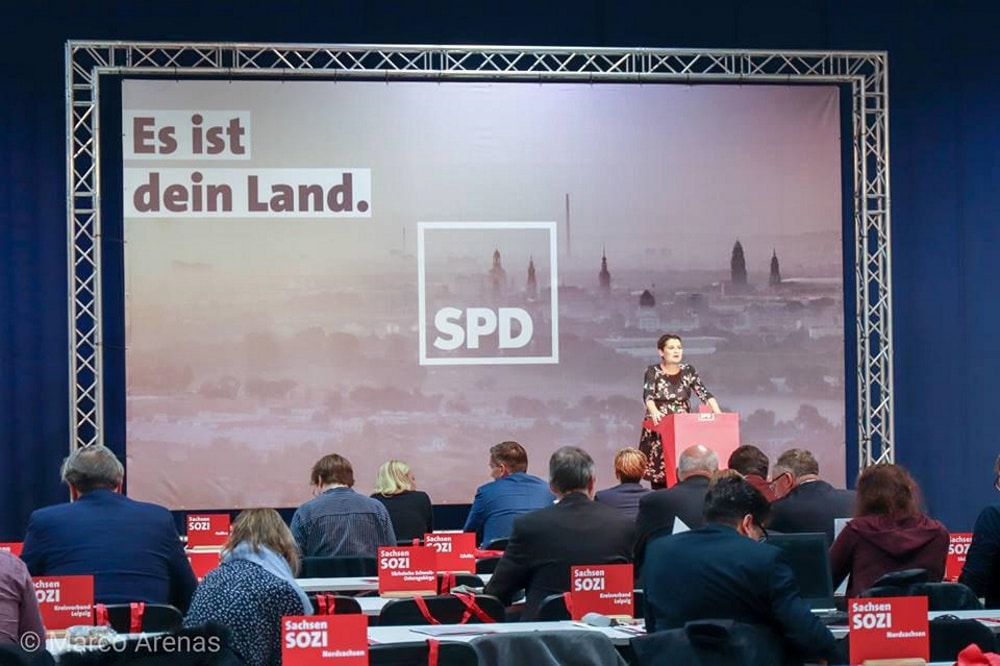 Das Parteitagsmotto „Es ist dein Land“: Foto: Marco Arenas