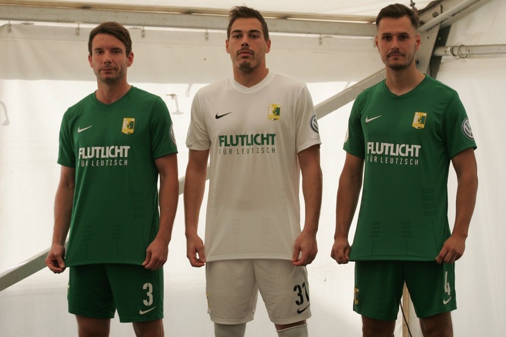 Stefan Karau, Julien Latendresse-Levesque und Manuel Wajer (v.l) präsentierten das limitierte Sondertrikot. Foto: Sebastian Beyer