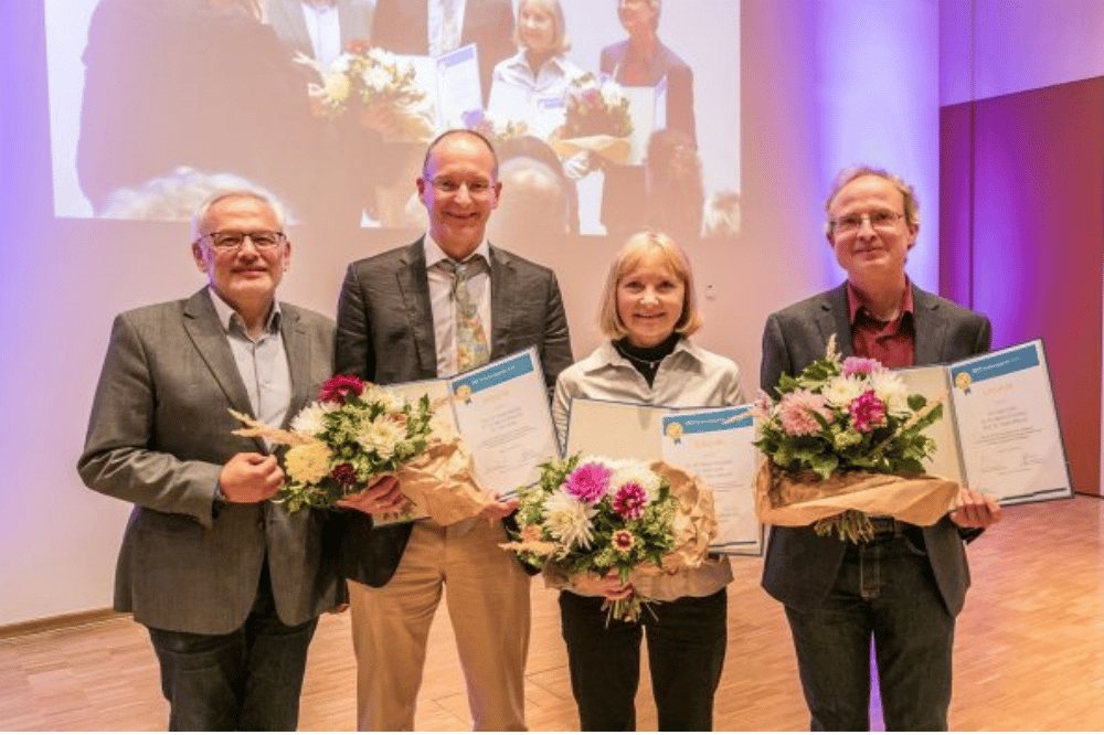 V.l.n.r.: Prof. Dr. Georg Teutsch (Wissenschaftlicher Geschäftsführer des UFZ) mit den Preisträgern Prof. Frank Wätzold (Ökonom, jetzt an der BTU Cottbus), Dr. Karin Johst (theoretische Ökologin) und Dr. Dr. Martin Drechsler (theoretischer Ökologe und Ökonom). Foto: UFZ / Klaus-Dieter Sonntag