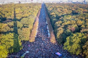 Eine beeindruckende Demonstration für mehr Miteinander und gegen Ausgrenzung am 13. Oktober in Berlin auf dem Weg zur Siegessäule. Foto: Marco Arenas