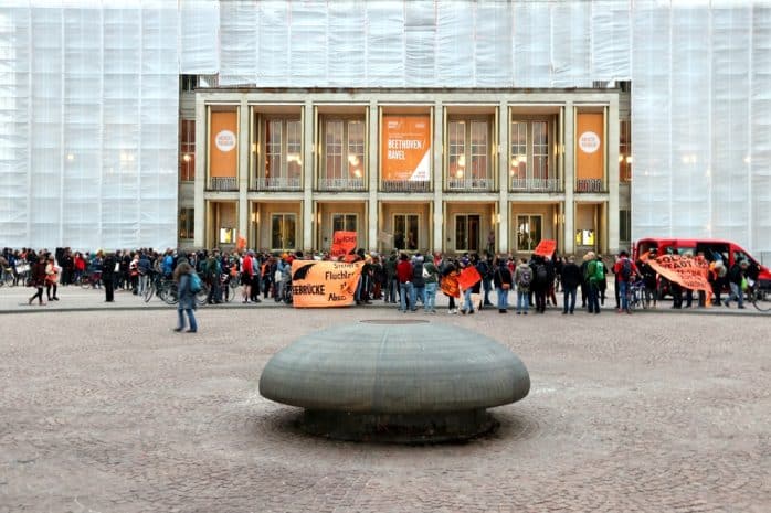 Vor der Oper Leipzig. Foto: L-IZ.de