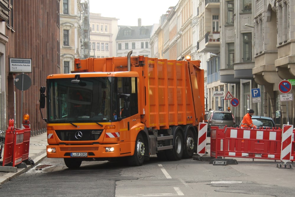 Abfallsammelfahrzeug bei der Arbeit. Foto: Ralf Julke