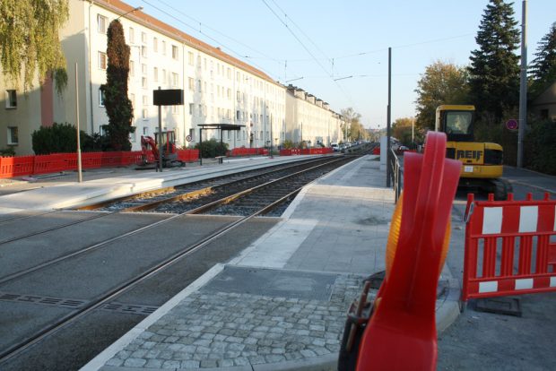 Noch fehlen ein paar Elemente an der neuen Straßenbahnhaltestelle Baaderstraße. Foto: Ralf Julke