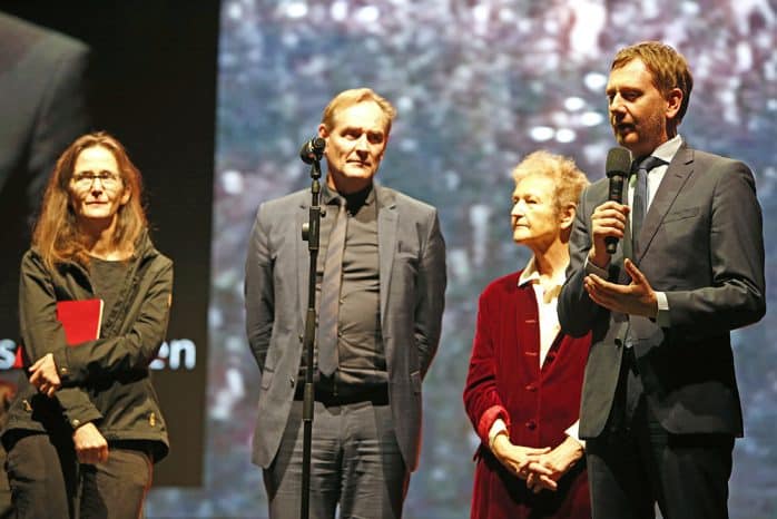 Gesine Oltmanns, Burkhard Jung, Herta Däubler-Gmelin und Michael Kretschmer auf der Bühne. Foto: LTM / Punctum, Stefan Hoyer