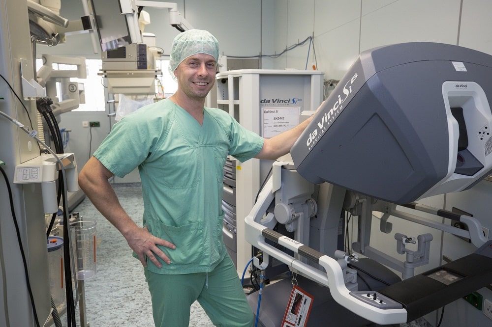 Oberarzt Dr. Stefan Niebisch von der Klinik und Poliklinik für Viszeral-, Transplantations-, Thorax- und Gefäßchirurgie am UKL hat erfolgreich die erste Gastrektomie mit dem „da Vinci“-Operationsroboter durchgeführt. Foto: Stefan Straube / UKL
