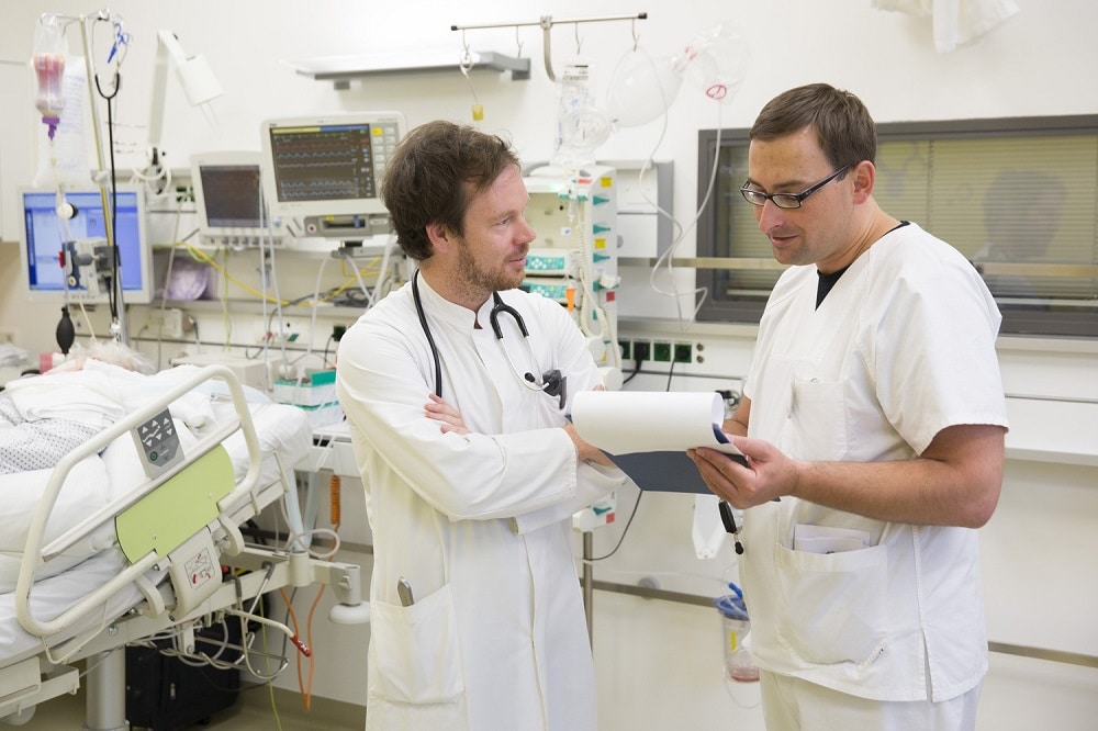 Die Oberärzte der Schlaganfallspezialstation (Stroke Unit) Dr. Dominik Michalski (re.) und Dr. Jost-Julian Rumpf im Gespräch. Sie erleben bei ihrer Arbeit hautnah, wie stark der Schlaganfall bei einem Menschen auch das Leben seiner Angehörigen und Freunde beeinflussen kann. Foto: Stefan Straube / UKL