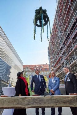 Dorothee Dubrau (Bürgermeisterin und Beigeordnete für Stadtentwicklung und Bau der Stadt Leipzig), Alexander Fitz (Vorstandsvorsitzender H-Hotels AG), Andreas Schlage (Niederlassungsleiter GP Papenburg Hochbau GmbH, Niederlassung Ost) und Dr. Ingo Seidemann (Geschäftsführer S&G Development GmbH) beim Richtritual. Foto: S&G Development/Sven Voss