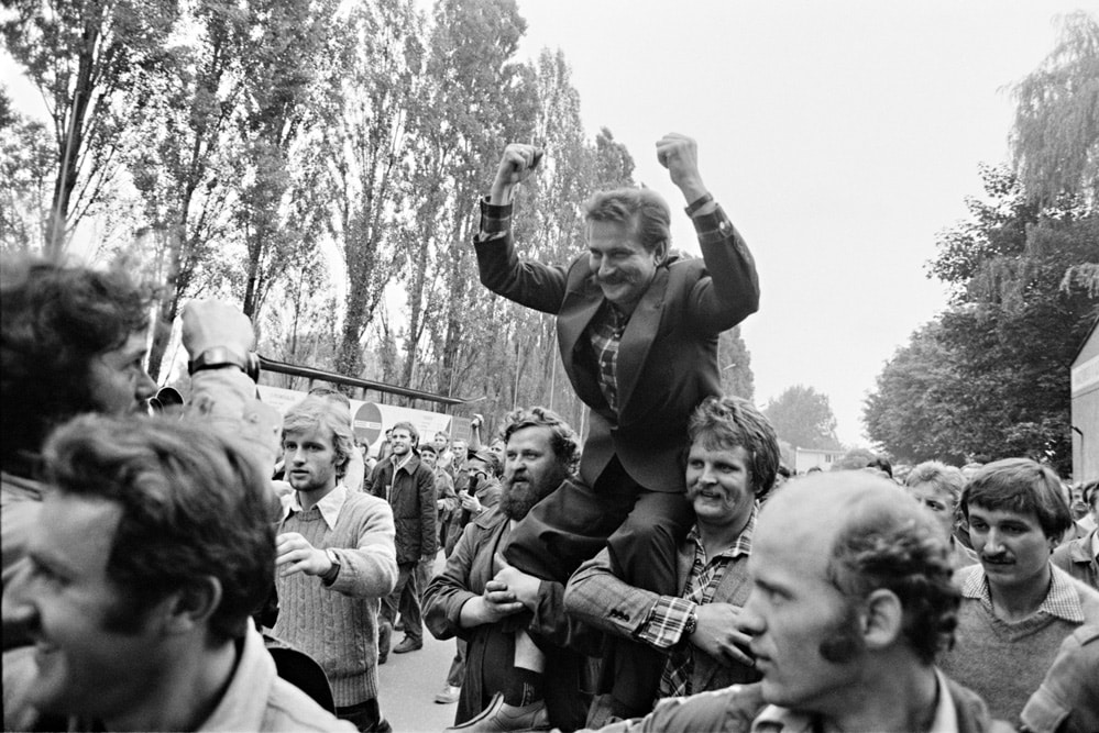 Die Arbeiter feiern den Erfolg ihres Streiks auf der Danziger Lenin-Werft und tragen Arbeiterführer Lech Walesa über das Werftgelände. Foto: Harald Schmitt