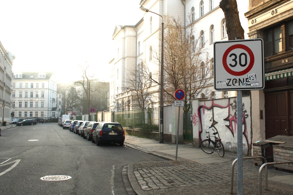Tempo 30 vor der Lessingschule. Foto: Ralf Julke