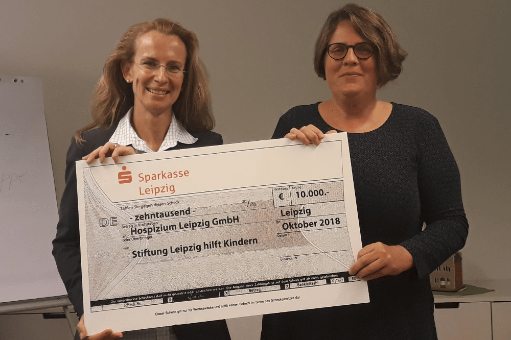 v.l.n.r. Dr. Claudia Nerius, Vorstandsvorsitzende der Stiftung „Leipzig hilft Kindern“ und Beate Müller, Leitung Palliativzentrum ADVENA der Gem. Hospizium Leipzig GmbH. © Ann Stürzebecher