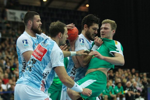 Der Hannoveraner Evgeni Pevnov packt Philipp Weber (DHfK) am Schlafittchen. Foto: Jan Kaefer