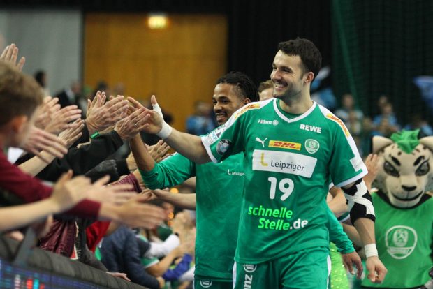 Gute Laune beim Dank an die Fans - angeführt von Bastian Roscheck. Foto: Jan Kaefer