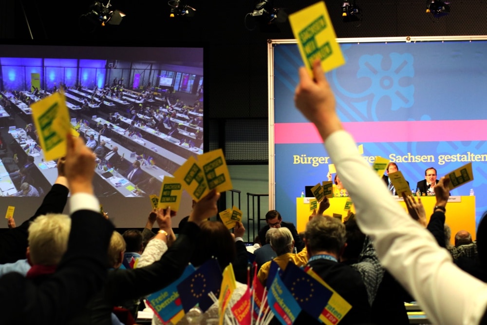 Abstimmung auf dem FDP-Landesparteitag über den Leitantrag zu den Zielen der Partei in Sachsen. Foto: L-IZ.de
