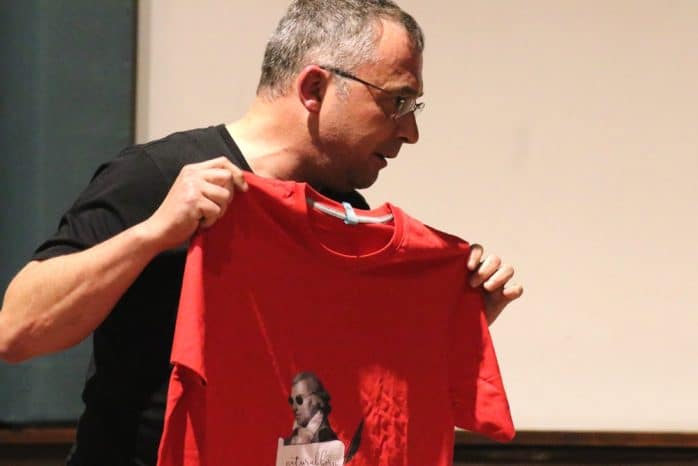 Am Ende gab es ein Schiller-T-Shirt für Gysi. Foto: L-IZ.de