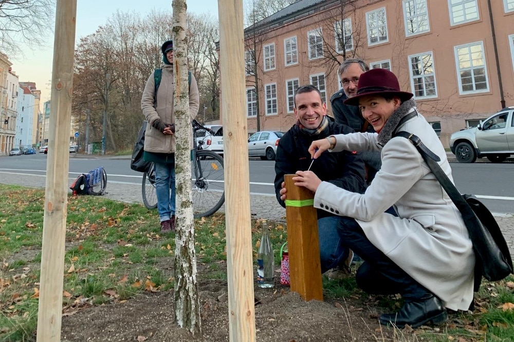 Ökolöwen bringen zum 29. Vereinsgeburtstag Plakette an neuem Stadtbaum an, v.l.n.r. Jenny Killian (Öffentlichkeitsarbeit Ökolöwen), Nico Singer (Geschäftsführer Ökolöwen), Michael Schaaf (Vorstandsmitglied Ökolöwen) und Sabine Seidler (Förderspenderin und Baumpatin). Foto: Ökolöwe