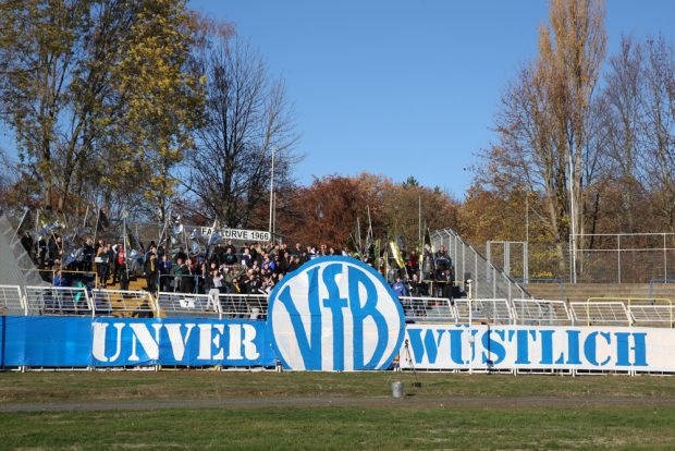 Choreografie an der Lok-Fankurve zum 125-jährigen Jubliäum des VfB Leipzig. Foto: Jan Kaefer