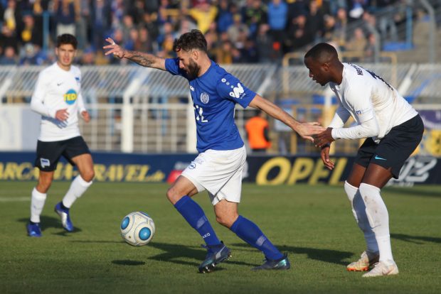 Sascha Pfeffer befreit sich aus dem Haltegriff. Foto: Jan Kaefer