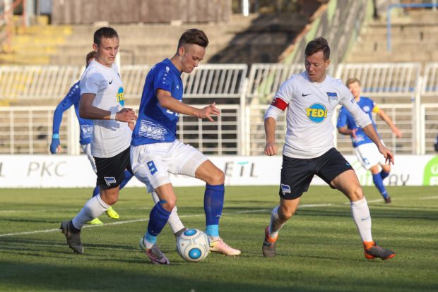 Maximilian Pommer gegen zwei Herthaner. Foto: Jan Kaefer