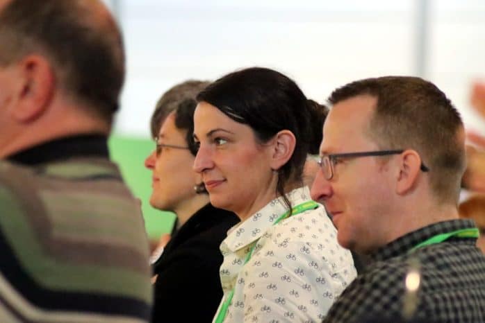 Die Landesvorstände der sächsischen Grünen: Christine Melcher und Norman Volger. (Bundestagsabgeordnete Monika Lazar im Hintergrund) auf dem Europa-Parteitag der Grünen am 11. November 2018. Foto: L-IZ.de