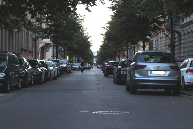 Die Parksituation an einem ganz normalen Tag in der Gustav-Adolf-Stra&szlig;e. (Blick zur Arena). Foto: L-IZ.de