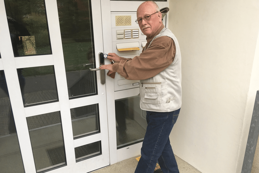 Lipsia-Mitglied Wolfgang Ackermann (79) aus Grünau demonstriert die Funktionsweise der neuen Transponder. Quelle: W&R IMMOCOM/Matthias Klöppel