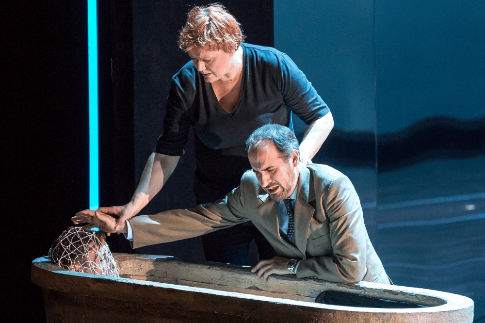 Elektra (Catherine Foster), Orest (Mathias Hausmann). © Tom Schulze