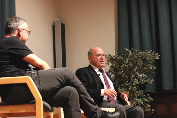 Es wurde durchaus pers&ouml;nlich wenn sich Gysi aus dem eigenen Leben erz&auml;hlte. Foto: L-IZ.de