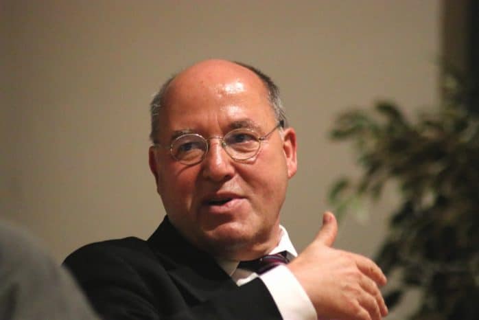 Rief die Jugend im Saal zu mehr Rebellion auf. Gregor Gysi. Foto: L-IZ.de