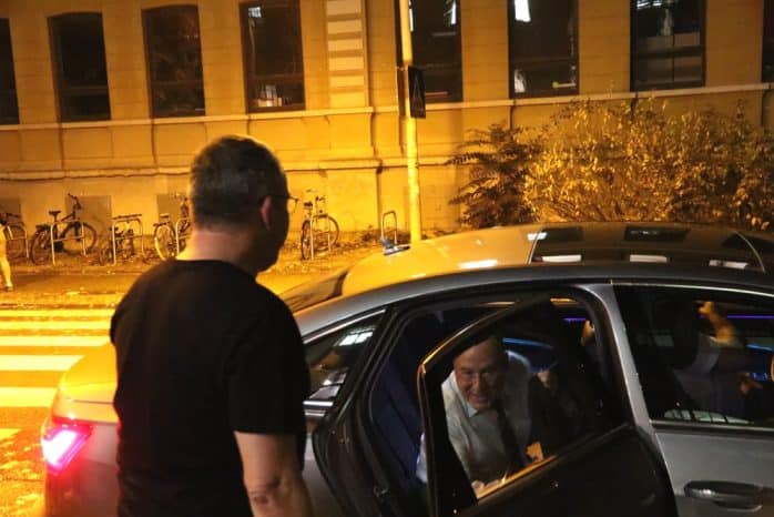 Gysi musste rasch weiter - zu einer Religionsdebatte in Leipzig. Foto: L-IZ.de