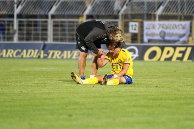 Heiko Scholz wurde gegen Ende zunehmend zum Tröster bei Lok. HIer nach dem Spiel 1. FC Lok Leipzig gegen FC Rot-Weiss Erfurt am 12. September im Bruno-Plache-Stadion. Foto: Jan Kaefer