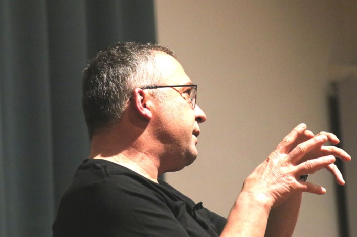 Vor fast zwei Jahren begann Jens-Uwe Jopp mit der „Schillerakademie“ und begrüßt seither mit seinen Schülern Gäste. Foto: L-IZ.de