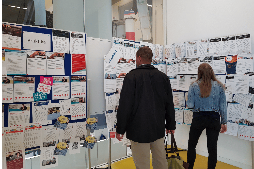 Jobwall mit Angeboten für Praktika, Stellen und Abschlussarbeiten zur WIK-Leipzig. Quelle: Wirtschafts- und Industriekontakte
