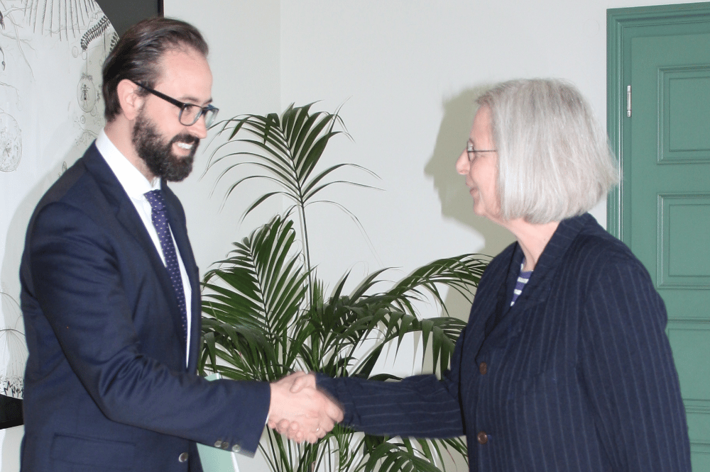 Justizminister Gemkow übergibt die Ernennungsurkunde an Frau Gerhardt. Quelle: Sächsisches Staatsministerium der Justiz