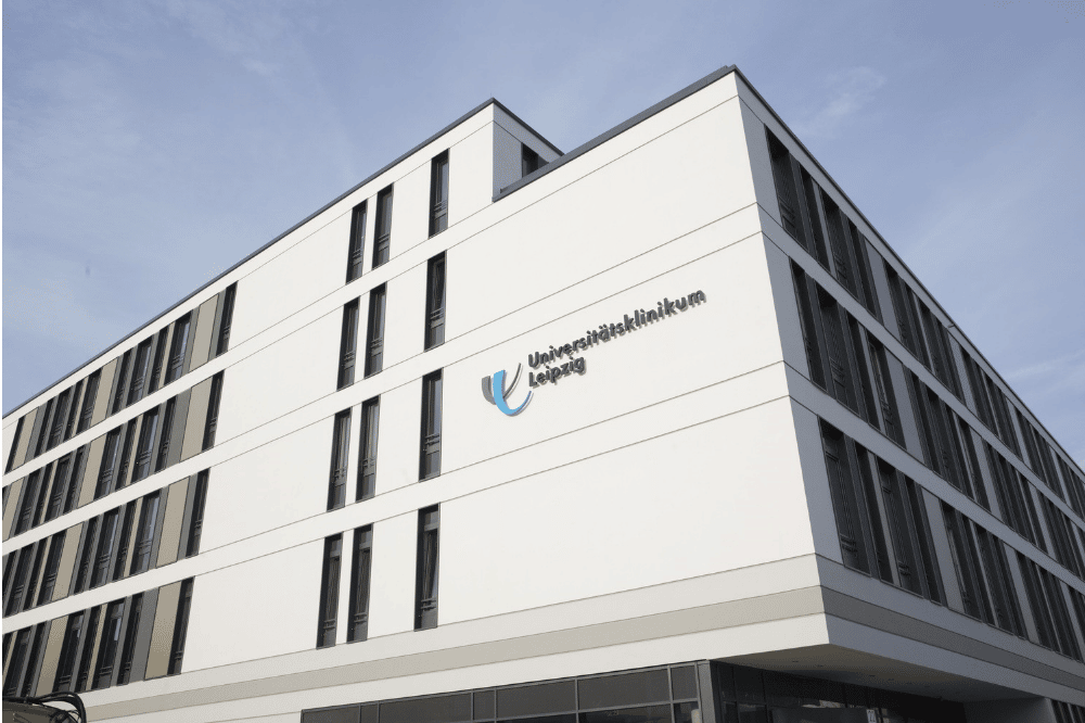 Im Universitären Krebszentrum Leipzig (UCCL) im neuen Haus 7 des UKL werden am 17. November Kunstwerke berühmter Maler versteigert. Die Erlöse gehen an die „Leipziger Stiftung für krebskranke Kinder“. Foto: Stefan Straube / UKL