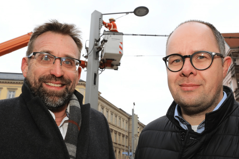 Maik Macourek (Leipziger Gruppe) und Marc von Nießen (LVZ) vor den Arbeiten zur Erweiterung des Leipziger WLAN am Münzplatz Foto: Leipziger Gruppe / André Kempner